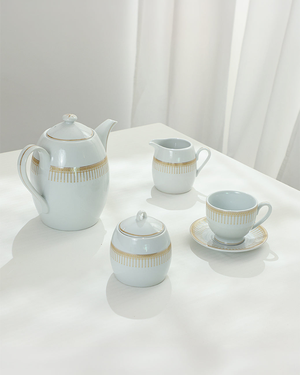 17 Pcs Porcelain Tea Set, Gold Rays
