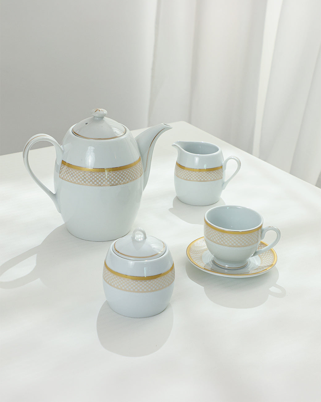 17 Pcs Porcelain Tea Set, Gold Lattice