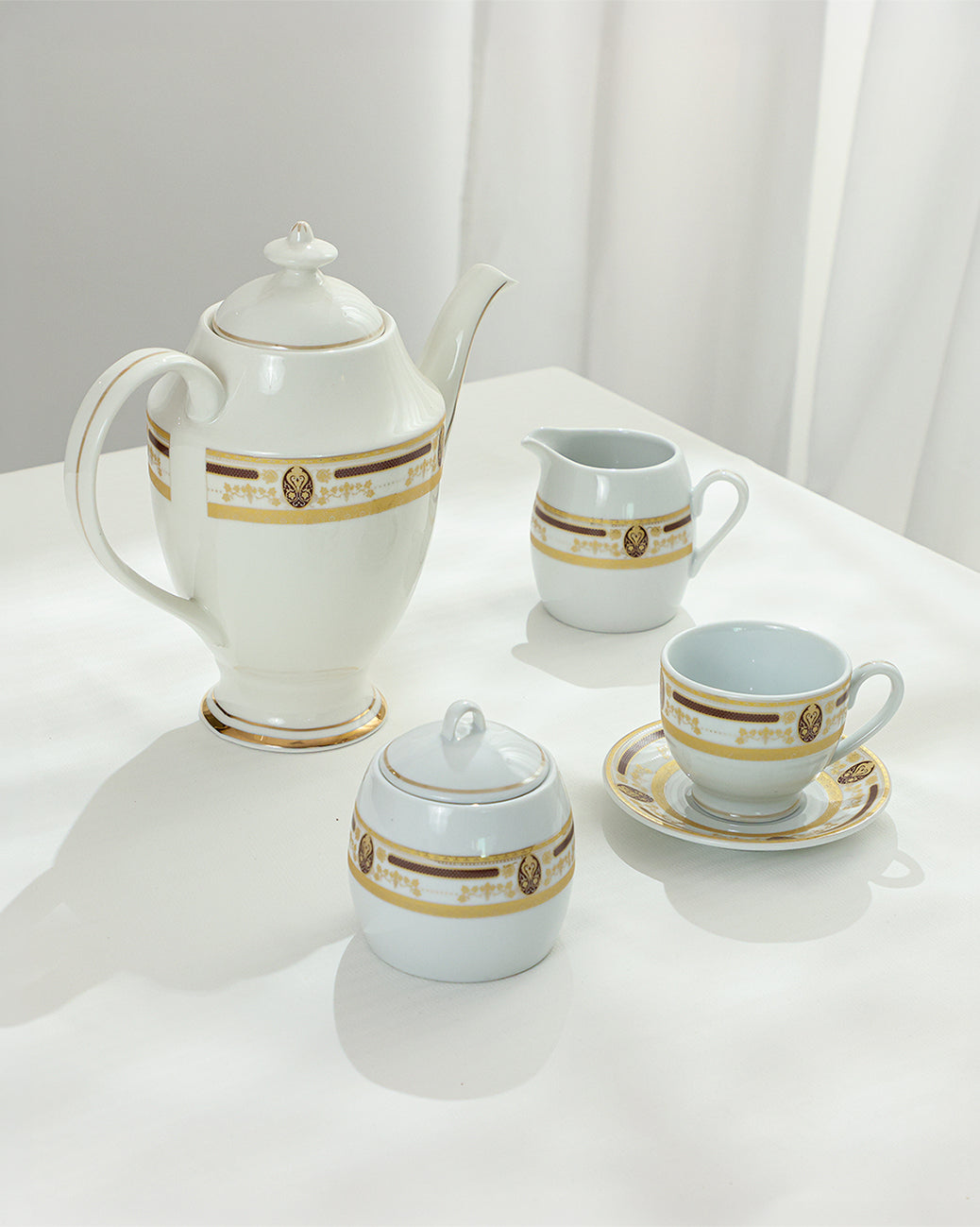 17 Pcs Porcelain Tea Set, Golden Emblem